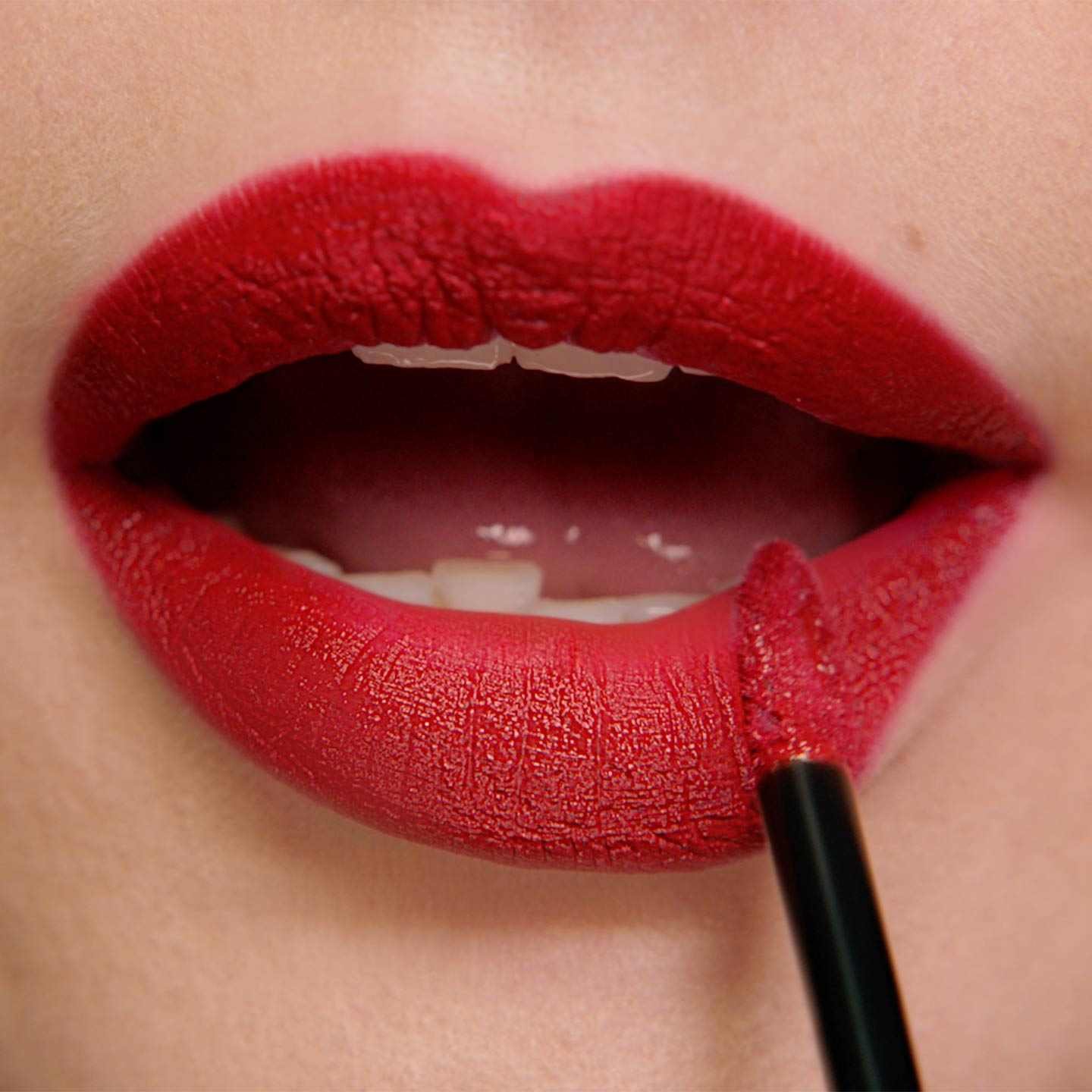 Application de Super Stay Matte Ink sur les lèvres