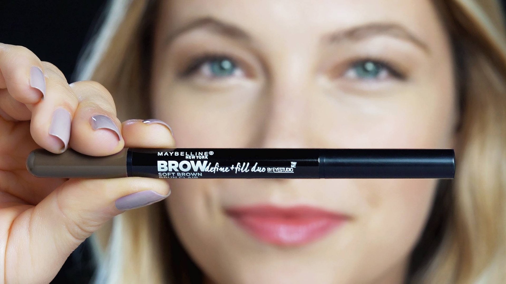 Zoom sur un produit duo Maybelline Brow Define and fill tenu par une femme blonde 