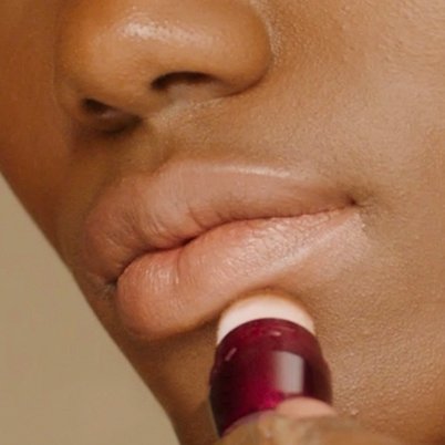 Femme appliquant Instant Anti-Age Eraser sous sa bouche