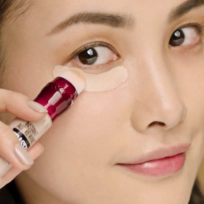 Femme appliquant Instant Anti-Age Eraser sous son œil