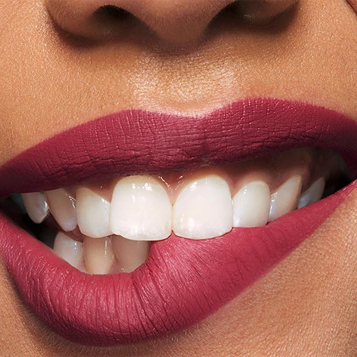 Gros plan sur la bouche d\'une femme avec du rouge à lèvres